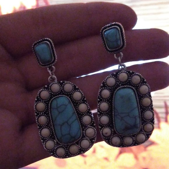 Western Style Earrings - Picture 3 of 4